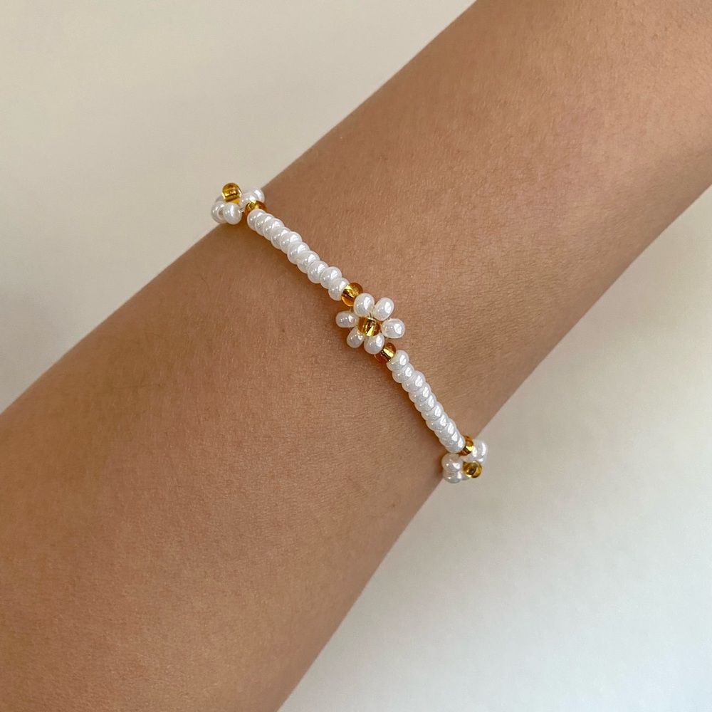 Dainty beaded flower bracelet